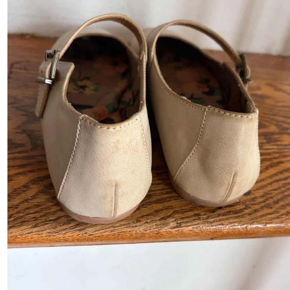 B.O.C. Womens Mary Jane Flats Beige Tan Buckle Strap Floral Memory Foam